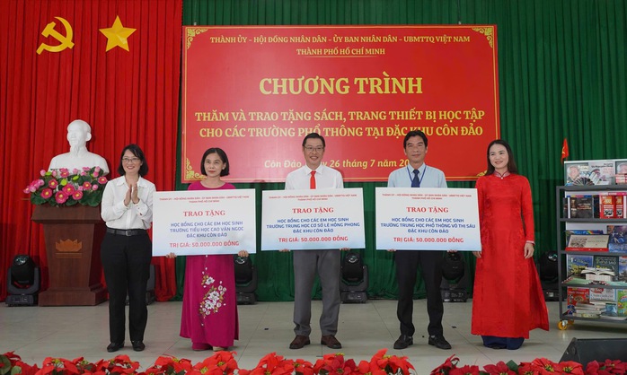 Đoàn công tác TP HCM tặng sách và học bổng cho học sinh Đặc khu Côn Đảo - Ảnh 3.