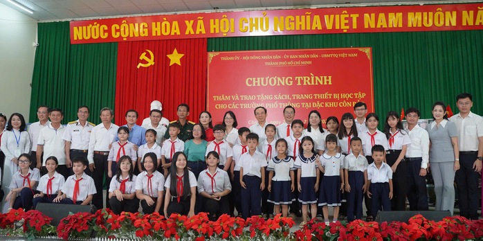 Đoàn công tác TP HCM tặng sách và học bổng cho học sinh Đặc khu Côn Đảo - Ảnh 1.