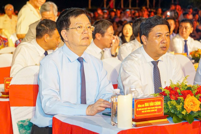 "Bản hùng ca bất diệt" tại Đà Nẵng: Khúc tráng ca tri ân các anh hùng liệt sĩ- Ảnh 1. "Bản hùng ca bất diệt" tại Đà Nẵng: Khúc tráng ca tri ân các anh hùng liệt sĩ- Ảnh 1.