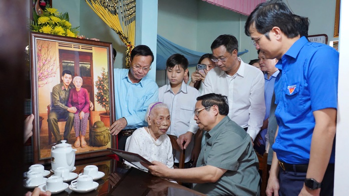 Thủ tướng Phạm Minh Chính thăm Mẹ Việt Nam Anh hùng 102 tuổi ở Quảng Trị- Ảnh 1.