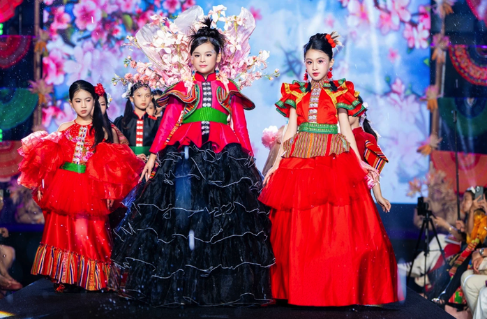 Thổ cẩm, khèn môi, váy xòe rực rỡ trên sàn catwalk- Ảnh 1. Thổ cẩm, khèn môi, váy xòe rực rỡ trên sàn catwalk- Ảnh 1.