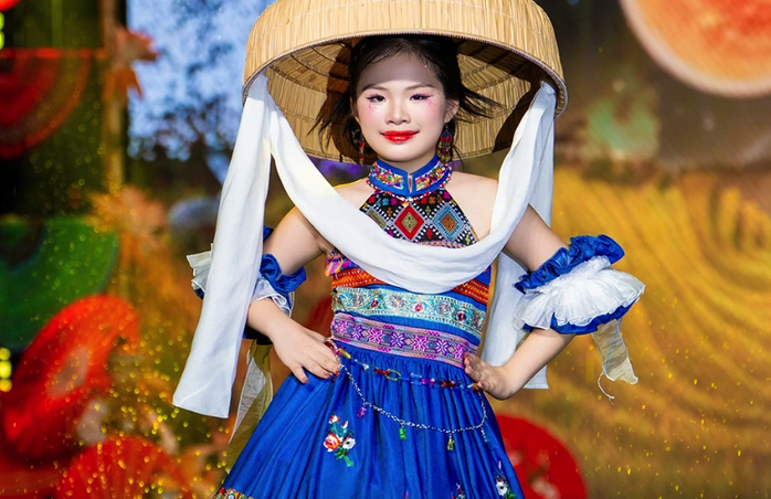 Thổ cẩm, khèn môi, váy xòe rực rỡ trên sàn catwalk- Ảnh 6. Thổ cẩm, khèn môi, váy xòe rực rỡ trên sàn catwalk- Ảnh 6.