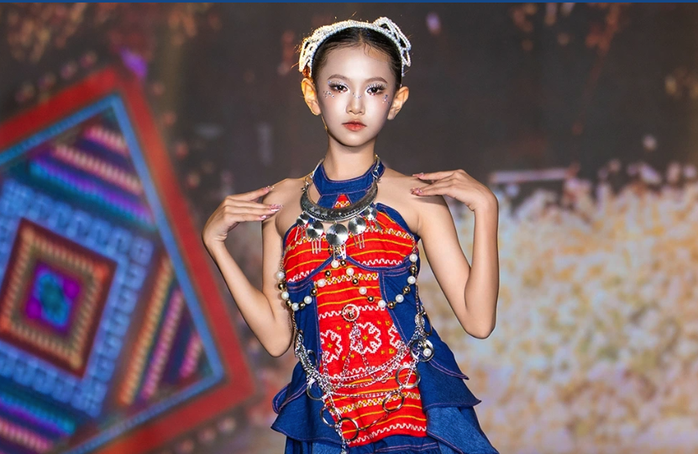 Thổ cẩm, khèn môi, váy xòe rực rỡ trên sàn catwalk- Ảnh 2. Thổ cẩm, khèn môi, váy xòe rực rỡ trên sàn catwalk- Ảnh 2.