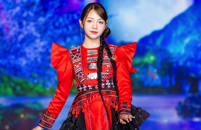 Thổ cẩm, khèn môi, váy xòe rực rỡ trên sàn catwalk- Ảnh 5. Thổ cẩm, khèn môi, váy xòe rực rỡ trên sàn catwalk- Ảnh 5.