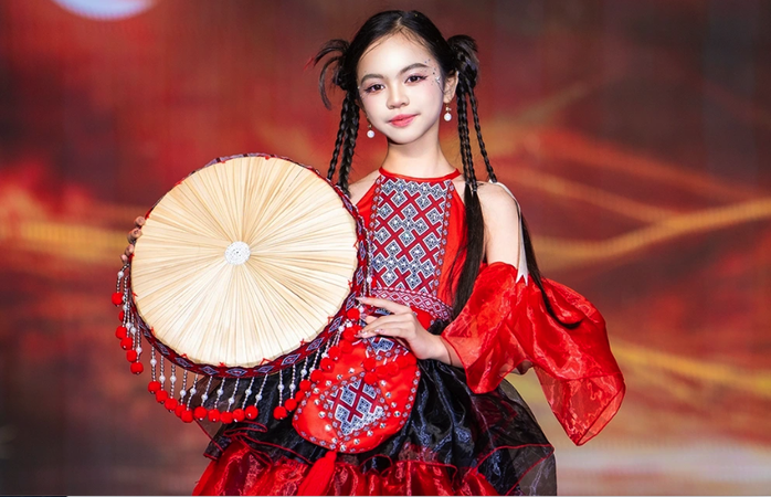 Thổ cẩm, khèn môi, váy xòe rực rỡ trên sàn catwalk- Ảnh 3. Thổ cẩm, khèn môi, váy xòe rực rỡ trên sàn catwalk- Ảnh 3.