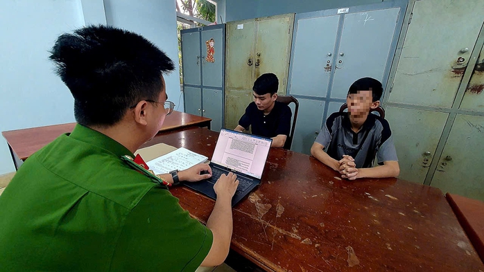 Bắt 2 thanh thiếu niên đâm người khác trọng thương vì cho rằng bị "nhìn đểu"- Ảnh 1. Bắt 2 thanh thiếu niên đâm người khác trọng thương vì cho rằng bị "nhìn đểu"- Ảnh 1.