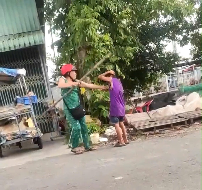 Người phụ nữ ở Cần Thơ đánh cháu ruột dã man vì… bán vé số ế - Ảnh 1.