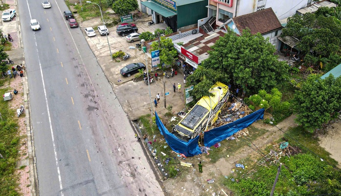 Chủ tịch UBND tỉnh Hà Tĩnh yêu cầu xử lý nghiêm cá nhân, tổ chức liên quan đến vụ lật xe khách- Ảnh 2. Chủ tịch UBND tỉnh Hà Tĩnh yêu cầu xử lý nghiêm cá nhân, tổ chức liên quan đến vụ lật xe khách- Ảnh 2.