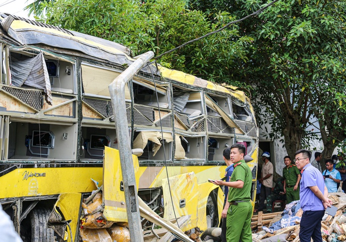 Chủ tịch UBND tỉnh Hà Tĩnh yêu cầu xử lý nghiêm cá nhân, tổ chức liên quan đến vụ lật xe khách- Ảnh 3. Chủ tịch UBND tỉnh Hà Tĩnh yêu cầu xử lý nghiêm cá nhân, tổ chức liên quan đến vụ lật xe khách- Ảnh 3.