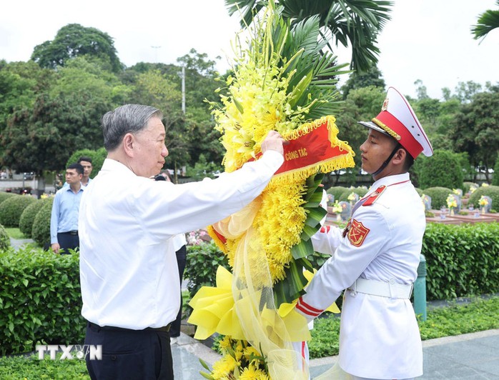 Tổng Bí thư Tô Lâm dâng hương tưởng niệm các Anh hùng, Liệt sĩ tại Điện Biên- Ảnh 1. Tổng Bí thư Tô Lâm dâng hương tưởng niệm các Anh hùng, Liệt sĩ tại Điện Biên- Ảnh 1.