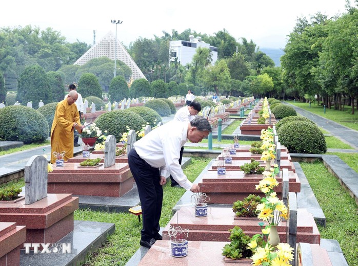 Tổng Bí thư Tô Lâm dâng hương tưởng niệm các Anh hùng, Liệt sĩ tại Điện Biên- Ảnh 3. Tổng Bí thư Tô Lâm dâng hương tưởng niệm các Anh hùng, Liệt sĩ tại Điện Biên- Ảnh 3.