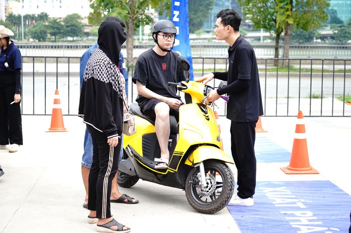 Nhiều bạn trẻ TP HCM đổi sang xe máy điện VinFast vì thiết kế đẹp, cảm giác lái tốt- Ảnh 3. Nhiều bạn trẻ TP HCM đổi sang xe máy điện VinFast vì thiết kế đẹp, cảm giác lái tốt- Ảnh 3.