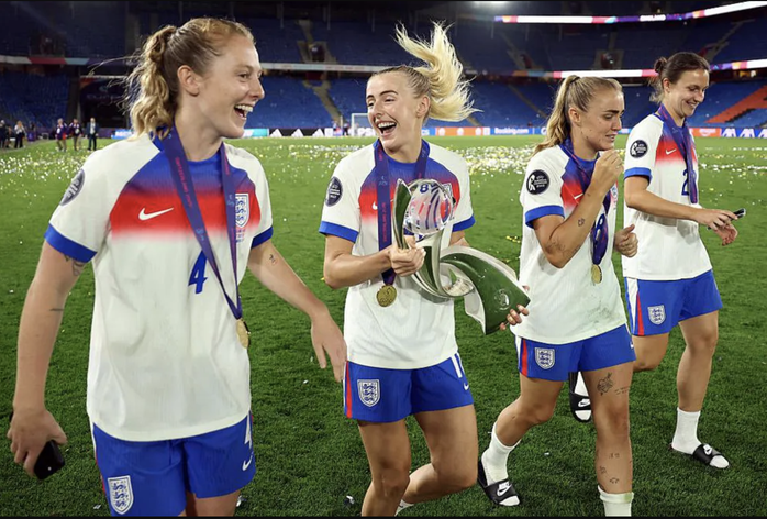 Chloe Kelly: Hành trình từ bóng đá đường phố đến biểu tượng Euro- Ảnh 11. Chloe Kelly: Hành trình từ bóng đá đường phố đến biểu tượng Euro- Ảnh 11.