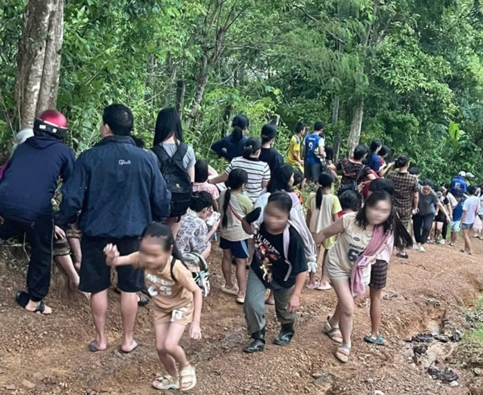 Triệu tập 2 người đi cứu trợ vùng lũ tung tin thất thiệt vỡ đập thủy điện- Ảnh 2.