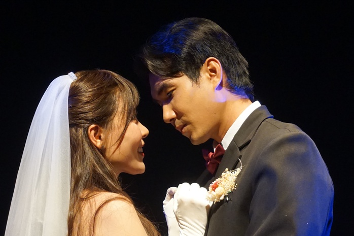 "Chạy đến ngày hôm qua" - Tình yêu và "cơm, áo, gạo, tiền" từ vở mới của Hoàng Thái Thanh- Ảnh 1. "Chạy đến ngày hôm qua" - Tình yêu và "cơm, áo, gạo, tiền" từ vở mới của Hoàng Thái Thanh- Ảnh 1.