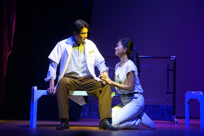 "Chạy đến ngày hôm qua" - Tình yêu và "cơm, áo, gạo, tiền" từ vở mới của Hoàng Thái Thanh- Ảnh 6. "Chạy đến ngày hôm qua" - Tình yêu và "cơm, áo, gạo, tiền" từ vở mới của Hoàng Thái Thanh- Ảnh 6.