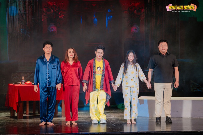 Phương Mỹ Chi, Huỳnh Lập quậy tưng "fan meeting"- Ảnh 8. Phương Mỹ Chi, Huỳnh Lập quậy tưng "fan meeting"- Ảnh 8.