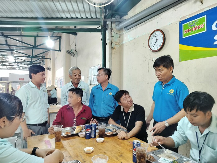 Hàng ngàn công nhân được thưởng thức bữa ăn giữa ca giá trị cao- Ảnh 4.