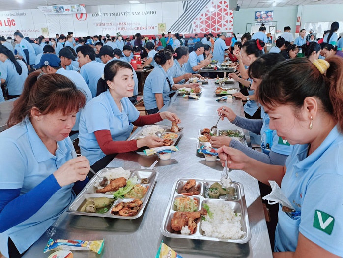 Hàng ngàn công nhân được thưởng thức bữa ăn giữa ca giá trị cao- Ảnh 2.