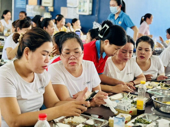 Hàng ngàn công nhân được thưởng thức bữa ăn giữa ca giá trị cao- Ảnh 6.