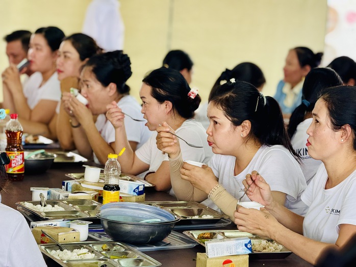 Hàng ngàn công nhân được thưởng thức bữa ăn giữa ca giá trị cao- Ảnh 5.