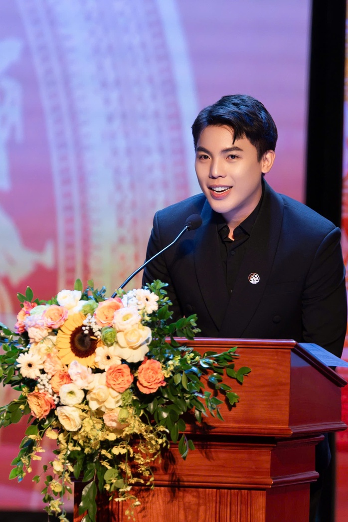 Phạm Duy Khánh chủ nhiệm CLB Nghệ sĩ TP Hải Phòng là ai?- Ảnh 3. Phạm Duy Khánh chủ nhiệm CLB Nghệ sĩ TP Hải Phòng là ai?- Ảnh 3.