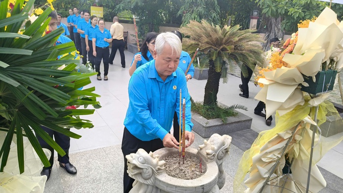 Cán bộ Công đoàn TP HCM dâng hương tưởng nhớ Chủ tịch Hồ Chí Minh, Chủ tịch Tôn Đức Thắng- Ảnh 5.
