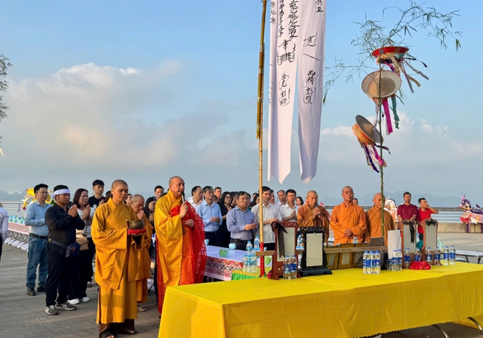 Đại lễ cầu siêu cho 39 nạn nhân trong vụ lật tàu trên vịnh Hạ Long- Ảnh 1. Đại lễ cầu siêu cho 39 nạn nhân trong vụ lật tàu trên vịnh Hạ Long- Ảnh 1.
