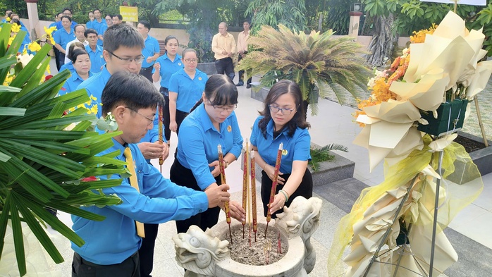 Cán bộ Công đoàn TP HCM dâng hương tưởng nhớ Chủ tịch Hồ Chí Minh, Chủ tịch Tôn Đức Thắng- Ảnh 6.