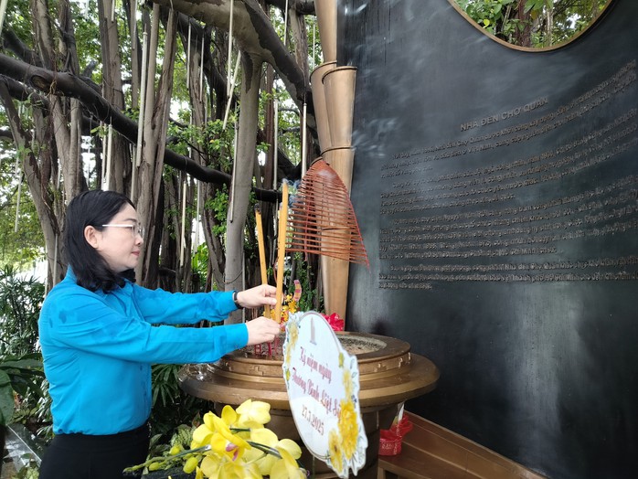 Cán bộ Công đoàn TP HCM dâng hương tưởng nhớ Chủ tịch Hồ Chí Minh, Chủ tịch Tôn Đức Thắng- Ảnh 4.
