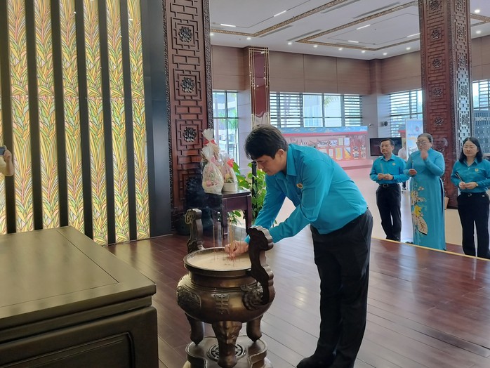 Cán bộ Công đoàn TP HCM dâng hương tưởng nhớ Chủ tịch Hồ Chí Minh, Chủ tịch Tôn Đức Thắng- Ảnh 2.