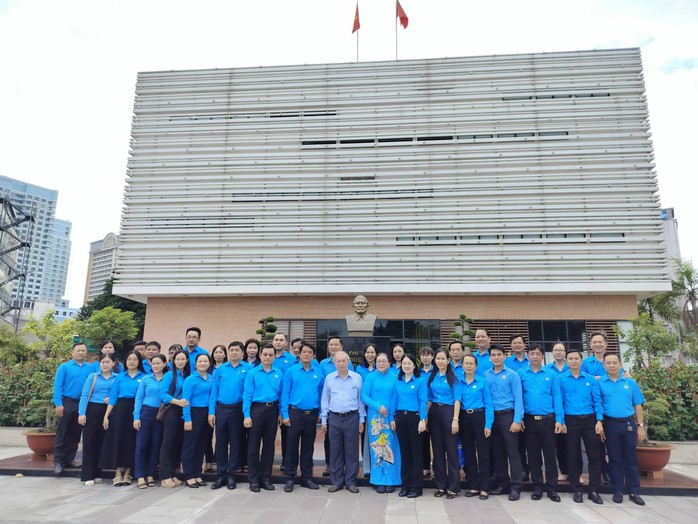 Cán bộ Công đoàn TP HCM dâng hương tưởng nhớ Chủ tịch Hồ Chí Minh, Chủ tịch Tôn Đức Thắng- Ảnh 3.