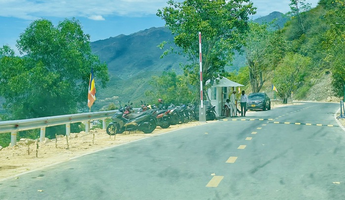 Cung đường nguy hiểm khi đổ dốc núi Chín Khúc Nha Trang- Ảnh 3.