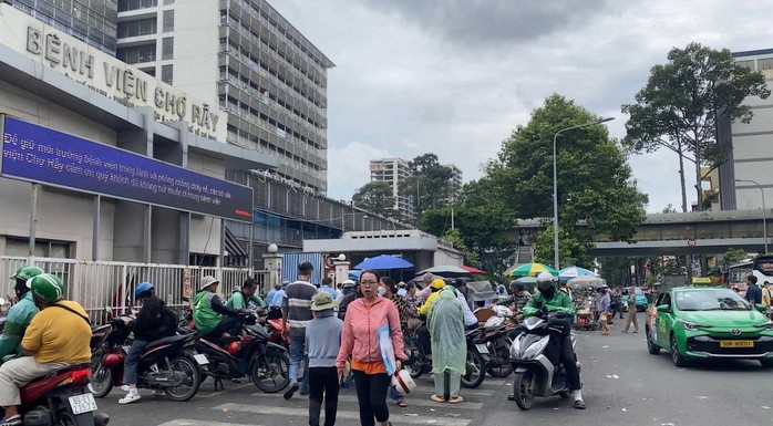 Nhức nhối "cò" khám bệnh lộng hành (*): Nhiều cơ sở y tế phải cầu cứu cơ quan chức năng- Ảnh 1. Nhức nhối "cò" khám bệnh lộng hành (*): Nhiều cơ sở y tế phải cầu cứu cơ quan chức năng- Ảnh 1.