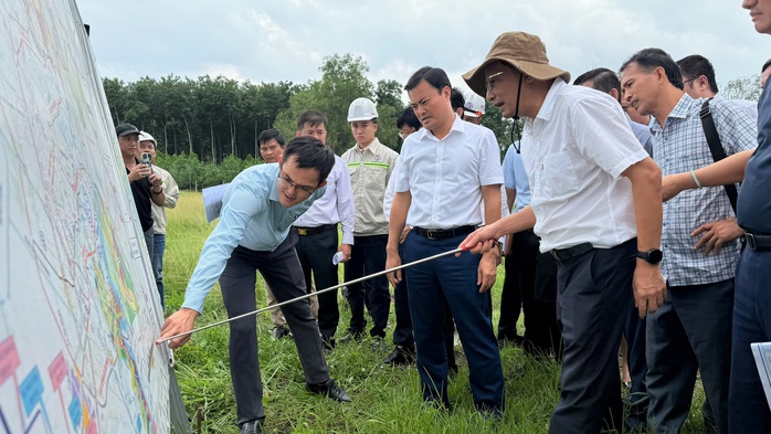 Phó Chủ tịch UBND TP HCM Bùi Xuân Cường khảo sát thực địa 3 dự án đặc biệt quan trọng - Ảnh 1. Phó Chủ tịch UBND TP HCM Bùi Xuân Cường khảo sát thực địa 3 dự án đặc biệt quan trọng - Ảnh 1.