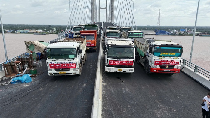 Hình ảnh hàng chục xe tải chở đầy hàng tham gia thử tải cầu Rạch Miễu 2- Ảnh 3.