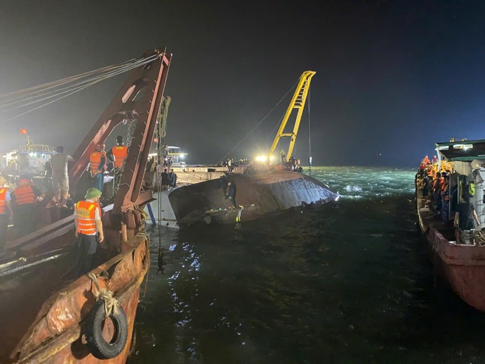 Bịt lỗ hổng sau vụ lật tàu trên vịnh Hạ Long- Ảnh 1.