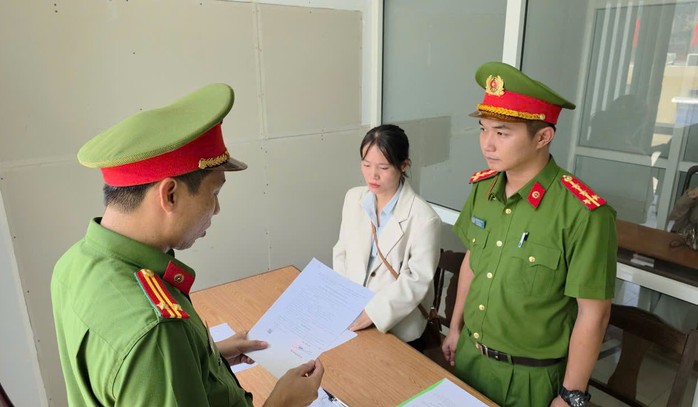 Bắt tạm giam một nữ nhân viên ngân hàng ở Đà Nẵng - Ảnh 1.