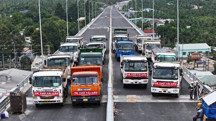 Hình ảnh hàng chục xe tải chở đầy hàng tham gia thử tải cầu Rạch Miễu 2- Ảnh 6.