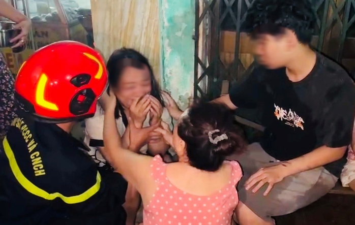 Cứu 5 người mắc kẹt trong đám cháy nhà dân, 1 cảnh sát bị nhiễm khói- Ảnh 1. Cứu 5 người mắc kẹt trong đám cháy nhà dân, 1 cảnh sát bị nhiễm khói- Ảnh 1.