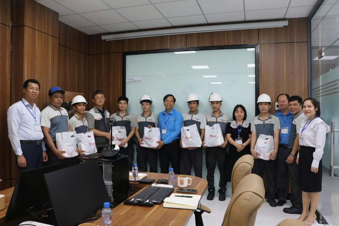 Nam công nhân "không ngủ được" khi hay tin được Công đoàn TP HCM tặng quà- Ảnh 4. Nam công nhân "không ngủ được" khi hay tin được Công đoàn TP HCM tặng quà- Ảnh 4.