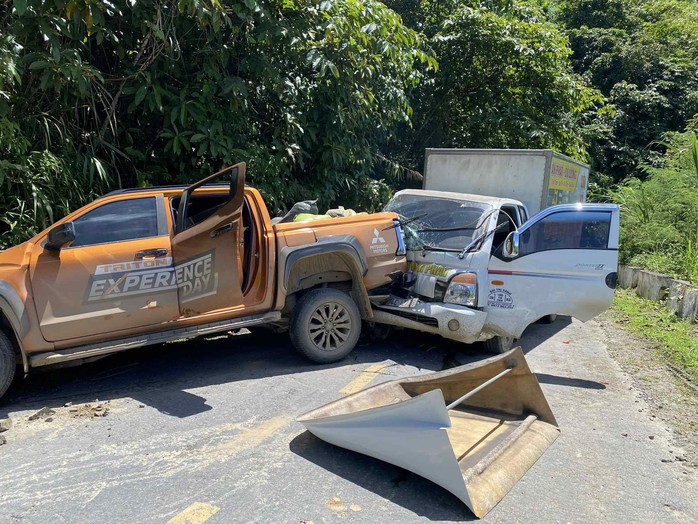Tai nạn liên hoàn giữa 3 xe ô tô đang đi cứu trợ người dân lũ lụt - Ảnh 1.
