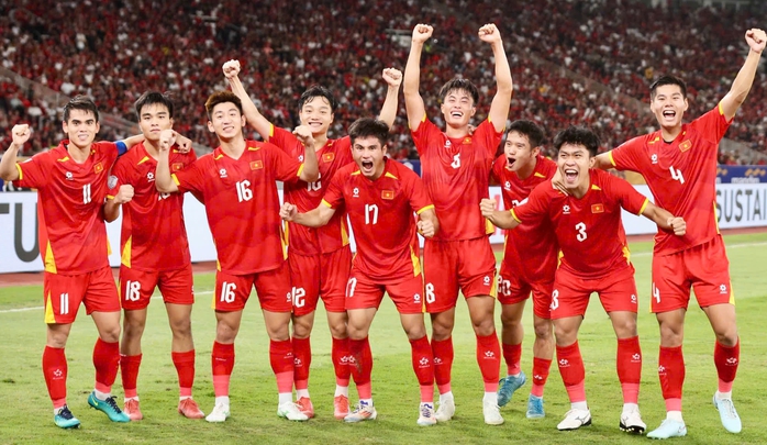 U23 Đông Nam Á 2025: Vì sao HLV Kim Sang-sik vái lạy trọng tài?- Ảnh 3. U23 Đông Nam Á 2025: Vì sao HLV Kim Sang-sik vái lạy trọng tài?- Ảnh 3.
