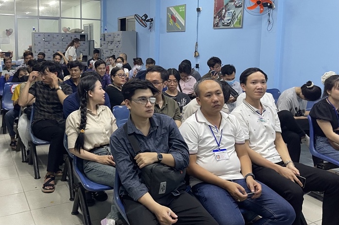 Hình ảnh làm việc đến nửa đêm chưa từng có ở TP HCM- Ảnh 1. Hình ảnh làm việc đến nửa đêm chưa từng có ở TP HCM- Ảnh 1.