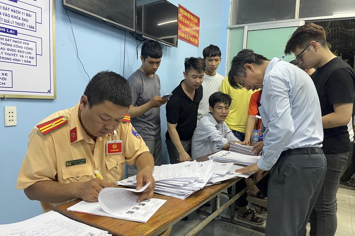 Hình ảnh làm việc đến nửa đêm chưa từng có ở TP HCM- Ảnh 5. Hình ảnh làm việc đến nửa đêm chưa từng có ở TP HCM- Ảnh 5.