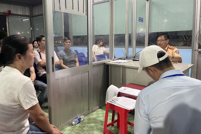 Hình ảnh làm việc đến nửa đêm chưa từng có ở TP HCM- Ảnh 7. Hình ảnh làm việc đến nửa đêm chưa từng có ở TP HCM- Ảnh 7.