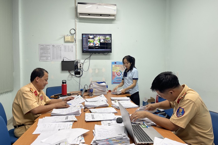 Hình ảnh làm việc đến nửa đêm chưa từng có ở TP HCM- Ảnh 3. Hình ảnh làm việc đến nửa đêm chưa từng có ở TP HCM- Ảnh 3.