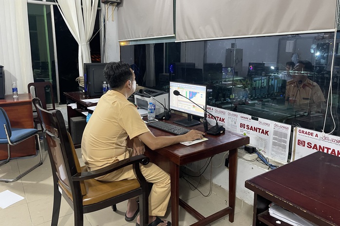 Hình ảnh làm việc đến nửa đêm chưa từng có ở TP HCM- Ảnh 8. Hình ảnh làm việc đến nửa đêm chưa từng có ở TP HCM- Ảnh 8.