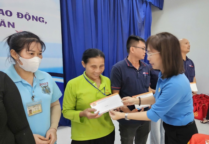 Nam công nhân "không ngủ được" khi hay tin được Công đoàn TP HCM tặng quà- Ảnh 2. Nam công nhân "không ngủ được" khi hay tin được Công đoàn TP HCM tặng quà- Ảnh 2.