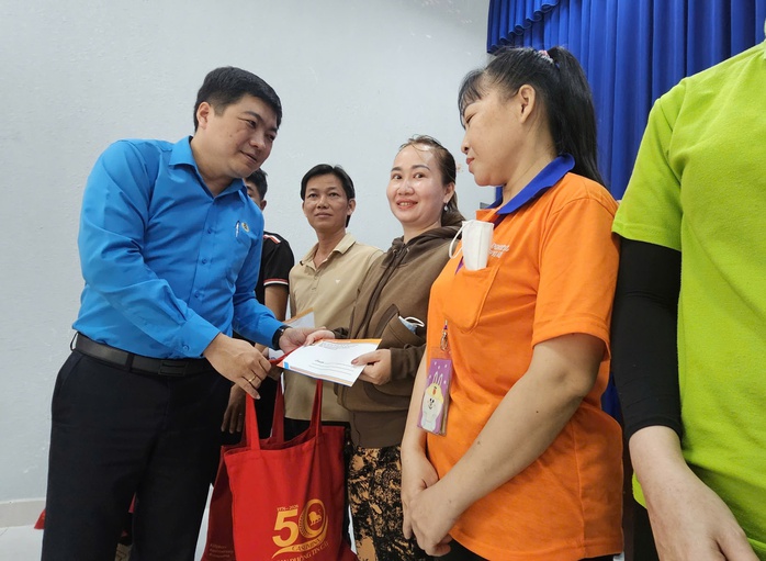 Nam công nhân "không ngủ được" khi hay tin được Công đoàn TP HCM tặng quà- Ảnh 1. Nam công nhân "không ngủ được" khi hay tin được Công đoàn TP HCM tặng quà- Ảnh 1.
